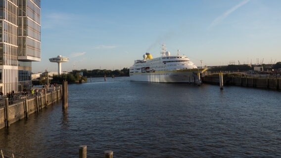 Kreuzfahrtschiff "MS Hamburg" beim Schrammen der Kaimauer © NDR Foto: Alice Lehmann