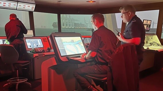 Mehrere Personen üben in einem Schiffssimulator im Marine Training Center in Hamburg. © Hamburg Port Authority 
