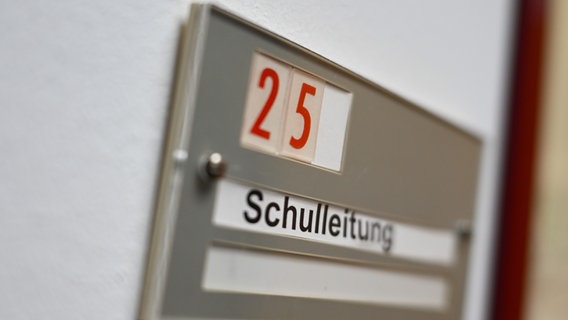 Ein Schild mit der Aufschrift "Schulleitung" weist auf ein Büro hin. © picture alliance/dpa | Arne Dedert Foto: Arne Dedert