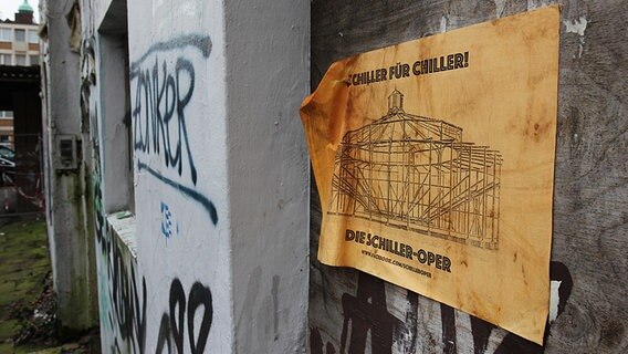 Plakat und Graffiti an der Schiller-Oper in Hamburg  Foto: Oliver Diedrich