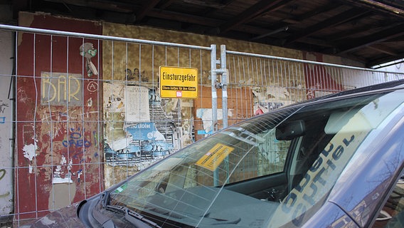 Vor dem abgesperrten Eingang der Schiller-Oper in Hamburg hängt ein Schild mit der Aufschrift "Einsturzgefahr".  Foto: Oliver Diedrich