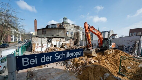 Ein Bagger steht auf dem Gelände der Schilleroper. Die nicht denkmalgeschützten Anbauten der Schilleroper werden seit dem 31.03.2021 abgerissen. © picture alliance/dpa Foto: Daniel Reinhardt