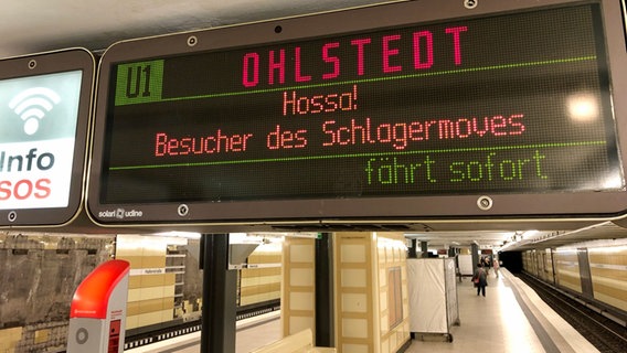 Auch die Hochbahn ist auf den Schlagermove in Hamburg vorbereitet und begrüßt Besucher mit dem Wort "Hossa" auf den Infotafeln. © NDR Foto: Zeljko Todorovic