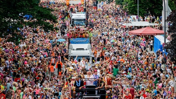 Teilnehmer des Schlagermoves ziehen in einer Schlagerkarawane durch den Stadtteil St. Pauli. Start und Ziel ist auf dem Heiligengeistfeld. © picture alliance/dpa | Axel Heimken Foto: Axel Heimken