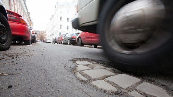 Schaden auf einer Straße in Hamburg. © picture alliance / dpa Foto: Bodo Marks