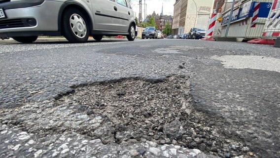 Ein Schlagloch ist auf einer Straße in der Hamburger Innenstadt zu sehen. © picture alliance/dpa | Marcus Brandt Foto: Marcus Brandt