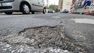 Ein Schlagloch ist auf einer Straße in der Hamburger Innenstadt zu sehen. © picture alliance/dpa | Marcus Brandt Foto: Marcus Brandt