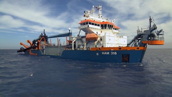 Ein Schiff zum Ausbaggern der Elbe  