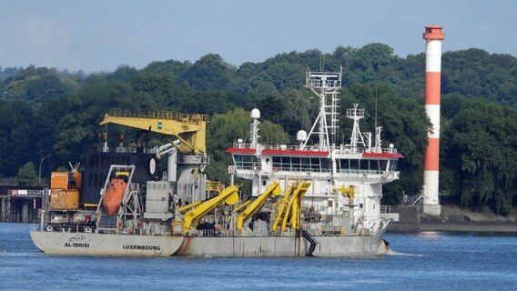 Der Saugbagger "Al-Idrisi" hat im Hamburger Hafen Schlick ausgebaggert. © picture alliance / rtn 