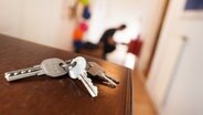 Ein Schlüsselbund liegt in einer Wohnung auf einem Möbelstück. © picture alliance / dpa Themendienst Foto: Franziska Gabbert