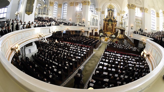 Blick in die St. Michaeliskirche in Hamburg während des Staatsaktes für Helmut Schmidt. © AFP Foto: TOBIAS SCHWARZ