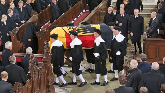 Nach dem Staatsakt wird Schmidts Sarg aus dem Michel getragen. © dpa - Bildfunk Foto: Christian Charisius