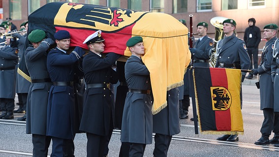 Soldaten einer Ehrenformation tragen nach dem Staatsakt im Michel den Sarg von Helmut Schmidt. © dpa Foto: Carsten Rehder