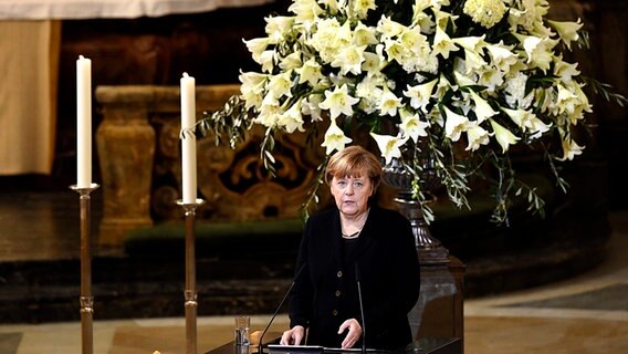 Kanzlerin Angela Merkel bei ihrer Trauerrede beim Staatsakt für Helmut Schmidt im Michel. © dpa Foto: Tobias Schwarz