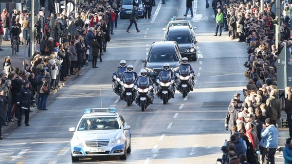 Der Bestattungswagen mit dem Sarg des ehemaligen Bundeskanzlers Helmut Schmidt fährt durch die Innenstadt von Hamburg. © dpa-Bildfunk Foto: Bodo Marks