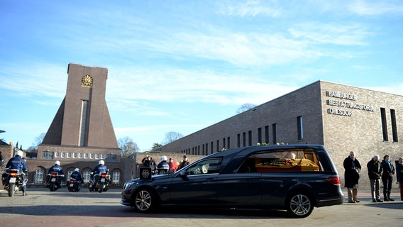 Der Bestattungswagen mit dem Sarg des ehemaligen Bundeskanzlers Helmut Schmidt kommt auf dem Ohlsdorfer Friedhof in Hamburg an. © dpa-Bildfunk Foto: Daniel Reinhardt