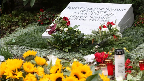 Familiengrab der Schmidts auf dem Friedhof Ohlsdorf in Hamburg. © dpa Foto: Bodo Marks
