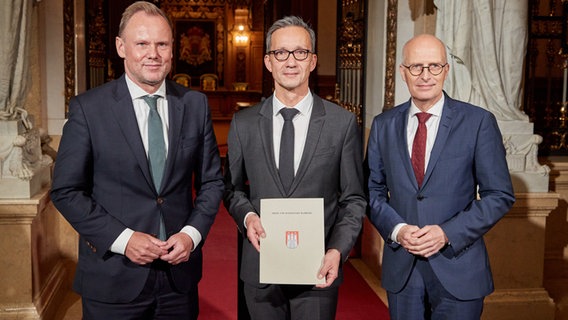 Innensenator Andy Grote (SPD), der neue Polizeipräsident Falk Schnabel und Bürgermeister Peter Tschentscher (SPD) im Hamburger Rathaus. © Georg Wendt/dpa 
