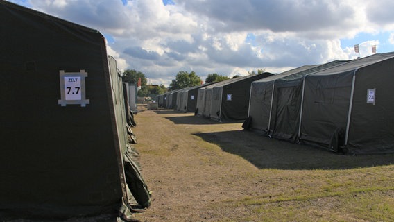 Zelte stehen in der Unterkunft für Geflüchtete und Asylsuchende in der Hamburger Schnackenburgallee 81. © NDR Foto: Carolin Fromm