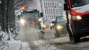 Eine Kehrmaschine der Stadtreinigung Hamburg räumt Schnee von einem Fahrradweg an der Edmund-Siemers-Allee am Hamburger Dammtor. © dpa-Bildfunk Foto: Christian Charisius/dpa