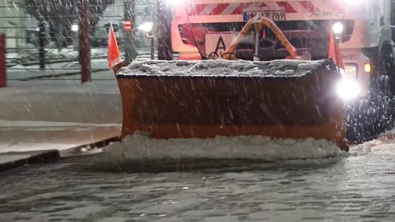Ein Fahrzeug der Stadtreinigung in Hamburg schiebt mit einem Schneepflug Schnee von der Straße. © News5 