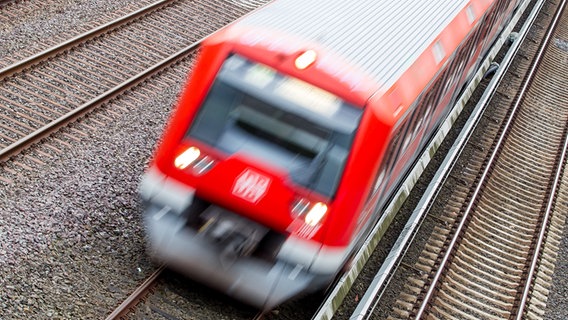 Eine S-Bahn der Linie S1 Richtung Airport / Poppenbüttel in Hamburg. © picture alliance / R. Goldmann Foto: Ralph Goldmann