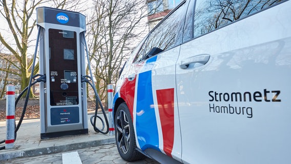 Eine neue Schnellladestation für E-Autos, aufgenommen bei einem Pressetermin von Stromnetz Hamburg im Zirkusweg. © dpa Foto: Georg Wendt
