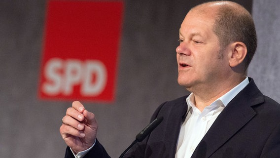 Olaf Scholz redet vor einem SPD-Logo. © dpa Foto: Daniel Reinhardt