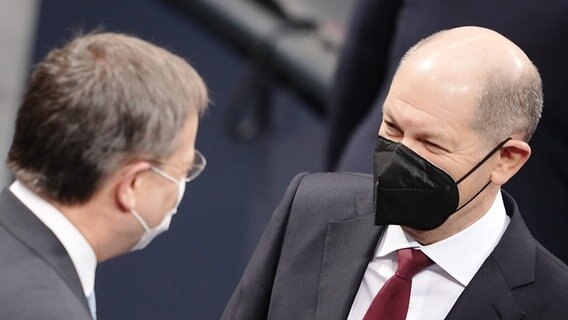 Am Tag der Kanzlerwahl begrüßen sich Olaf Scholz und Armin Laschet im Bundestag. © picture alliance/dpa Foto: Kay Nietfeld