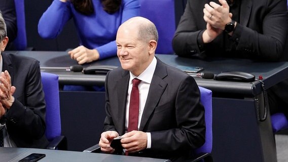 Olaf Scholz nach seiner Wahl zum Bundeskanzler im Bundestag. © dpa-Bildfunk Foto: Kay Nietfeld