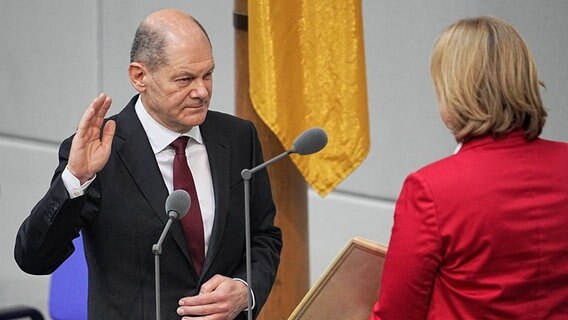 Bundeskanzler Olaf Scholz legt den Amtseid ab. © dpa-Bildfunk Foto: Michael Kappeler/dpa