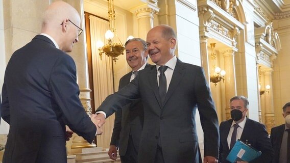 Hamburgs Bürgermeister Peter Tschentscher (SPD) begrüßt Bundeskanzler Olaf Scholz (SPD) im Hamburger Rathaus. © picture alliance/dpa | Ulrich Perrey Foto: Ulrich Perrey