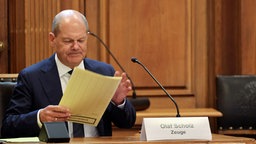 Bundeskanzler Olaf Scholz (SPD) sitzt auf seinem Platz auf der Senatsbank vor Beginn einer Sitzung des Parlamentarischen Untersuchungsausschusses "Cum-Ex" im Plenarsaal der Hamburgischen Bürgerschaft im Rathaus. © picture alliance/dpa Foto: Christian Charisius