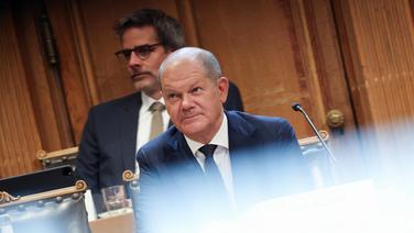 Bundeskanzler Olaf Scholz (SPD) sitzt auf seinem Platz auf der Senatsbank vor Beginn einer Sitzung des Parlamentarischen Untersuchungsausschusses Cum-Ex. © picture alliance/dpa Foto: Christian Charisius