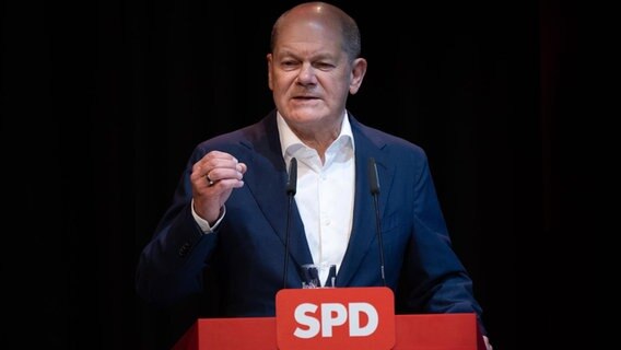 Bundeskanzler Olaf Scholz (SPD) hält eine Rede. © Monika Skolimowska/dpa 