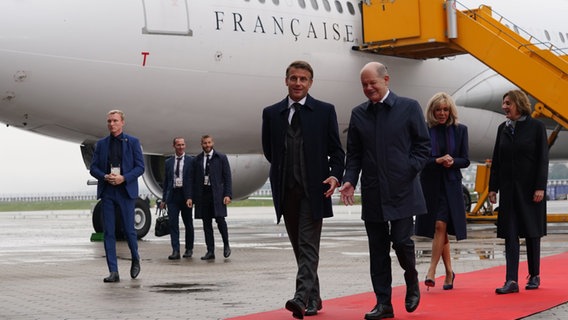 Emmanuel Macron, Staatspraesident der Franzoesischen Republik gemeinsam mit Ehefrau Brigitte Macron bei der Ankunft auf dem Airbus-Werksflughafen in Hamburg-Finkenwerder. © picture alliance / Flashpic | Jens Krick Foto: Jens Krick