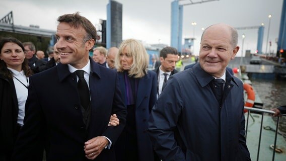 Frankreichs Präsident Emmanuel Macron mit Bundeskanzler Olaf Scholz beim Besuch im Hamburger Hafen. © picture alliance / ASSOCIATED PRESS | Kay Nietfeld Foto: Kay Nietfeld