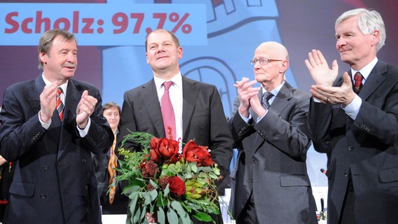 Olaf Scholz (Mitte) mit den ehemaligen SPD-Bürgermeistern Ortwin Runde, Peter Schulz und Henning Voscherau. © dpa Foto: Rainer Brandt