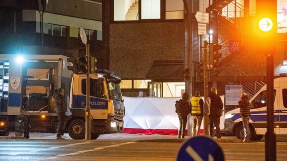 Polizisten stehen am 10. März 2023 vor einem Gebäude der Zeugen Jehovas in Hamburg. Dort waren mehrere Menschen getötet und einige Personen verletzt worden. © picture alliance/dpa Foto: Daniel Bockwoldt