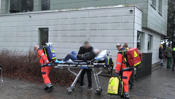 Eine verletzte Person wird von Rettungskräften versorgt. © TVNewsKontor 