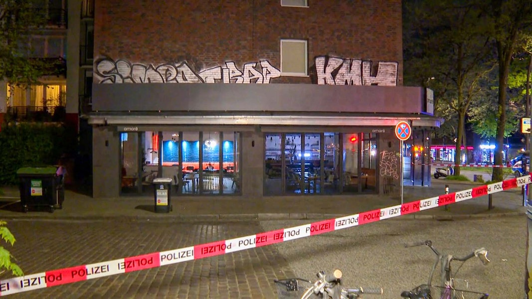 Ein Restaurant in Hamburg ist durch Einsatzkräfte der Polizei abgesperrt.