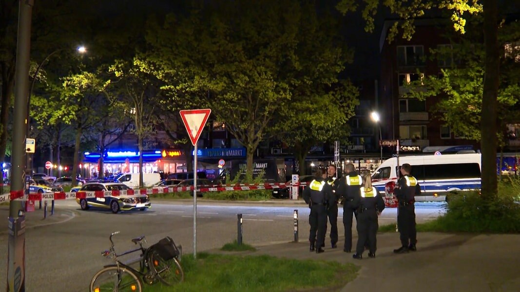 Ein Restaurant in Hamburg ist durch Einsatzkräfte der Polizei abgesperrt.