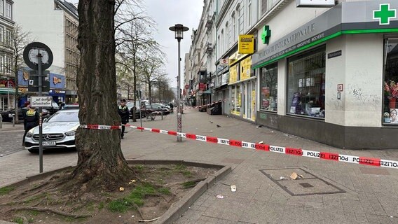 Nach Schüssen in der Nähe des ZOB hat die Polizei den Tatort abgesperrt. © NDR Foto: Finn Kessler