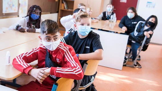 Schüler mit Maske in der Schule. © picture alliance/dpa Foto: Daniel Bockwoldt
