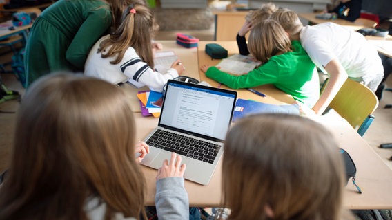 Schüler einer fünften Klasse benutzen im Unterricht einen Laptop. © picture alliance / dpa Foto: Daniel Reinhardt