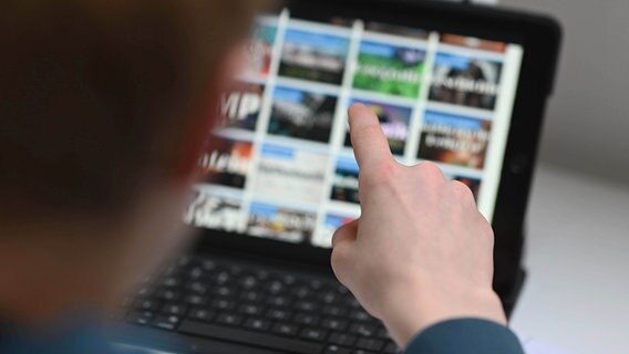 Ein 13 Jahre alter Schüler arbeitet an einem iPad. © picture alliance/dpa Foto: Uli Deck