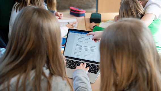 Schülerinnen beschäftigen sich während des Unterrichts mit einem Computer. © picture alliance/dpa Foto: Daniel Reinhardt