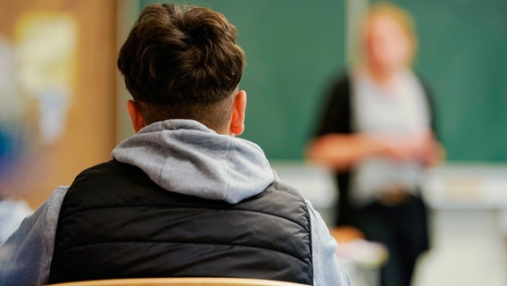 Ein Schüler sitzt in einem Klassenraum. © picture alliance/dpa Foto: Uwe Anspach