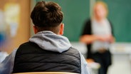 Ein Schüler sitzt in einem Klassenraum. © picture alliance/dpa Foto: Uwe Anspach