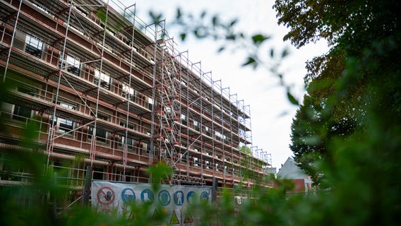 Der eingerüstete Neubau eines Klassenhauses für das Gymnasium Lerchenfeld in Hamburg. © Jonas Walzberg/dpa 